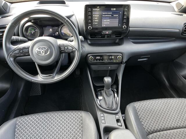 Toyota YARIS 1.5 Hybrid Executive | Bi-tone | Carplay | Head up display | Dode hoek detectie | 17 inch LM-velgen |