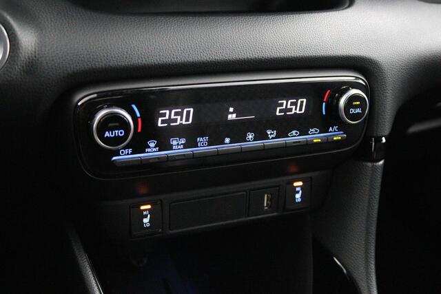 Toyota YARIS 1.5 Hybrid Executive Sport | Leder - Stoffen bekleding | JBL | Navigatie | Dodehoek sensor |