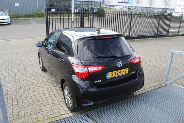 Toyota YARIS 1.5 Hybrid Dynamic /Automaat/Orig.NL auto/Achteruitrijcamera/Climate control/Cruise control/Keyless/Navi by app/Privacy glass/Mistlampen/Licht metalen velgen
