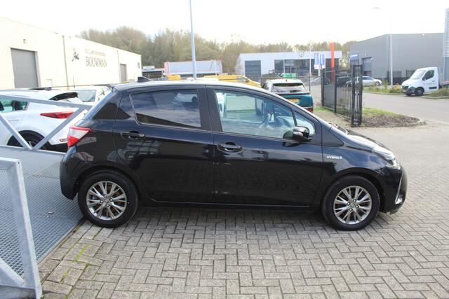 Toyota YARIS 1.5 Hybrid Dynamic /Automaat/Orig.NL auto/Achteruitrijcamera/Climate control/Cruise control/Keyless/Navi by app/Privacy glass/Mistlampen/Licht metalen velgen