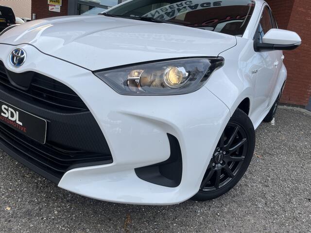 Toyota YARIS 1.5 Hybrid Business Plus // ADAPTIEVE CRUISE // NAVI+CARPLAY // CAMERA // CLIMA // STOELVERWARMING //