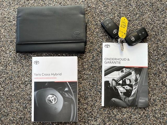Toyota YARIS Cross 1.5 Hybrid Executive / Trekhaak Afneembaar / 100% onderhouden / NL Auto / HUD / Stoelverwarming / Cruise Adaptief / Achteruitrijcamera / Apple Carplay / JBL Soundsystem /