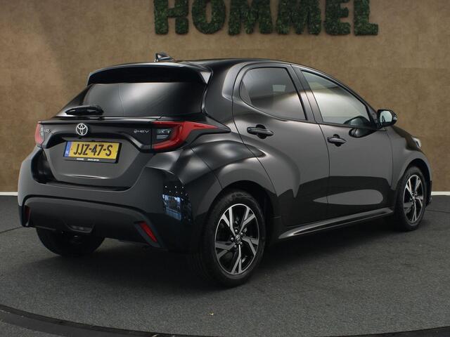 Toyota YARIS 1.5 Hybrid 115 Dynamic - DIRECT UIT VOORRAAD LEVERBAAR - KEYLESS ENTRY & START - STOEL EN STUUR VERWARMING - ADPATIVE CRUISE CONTROL - ACHTERUITRIJ CAMERA - DRAADLOZE TELEFOONLADER