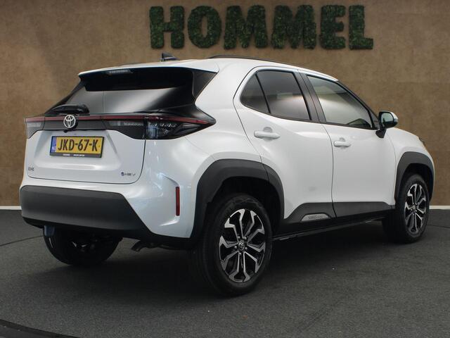 Toyota YARIS Cross 1.5 Hybrid 130 Dynamic 130 PK! - DIRECT UIT VOORRAAD LEVERBAAR - PARKEERSENSOREN VOOR EN ACHTER - DODEHOEK DETECTIE - STOEL, STUUR EN VOORRUIT VERWARMING - DRAADLOZE TELEFOONLADER - ADAPTIVE CRUISE CONTROL