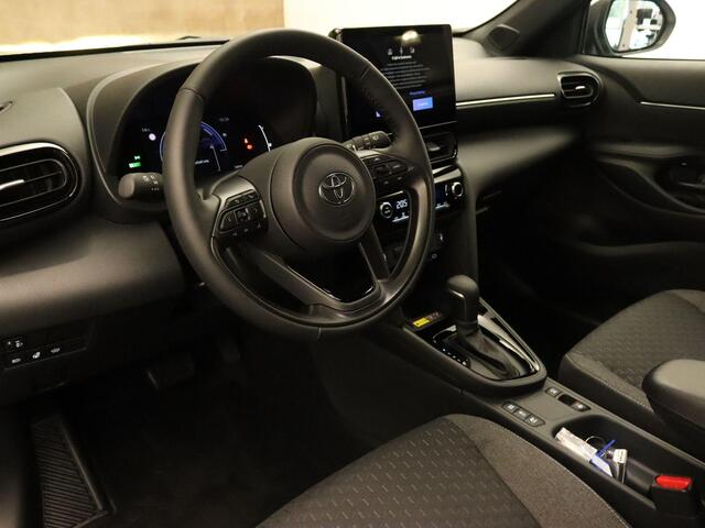Toyota YARIS Cross 1.5 Hybrid 130 Dynamic 130 PK! - DIRECT UIT VOORRAAD LEVERBAAR - PARKEERSENSOREN VOOR EN ACHTER - DODEHOEK DETECTIE - STOEL, STUUR EN VOORRUIT VERWARMING - DRAADLOZE TELEFOONLADER - ADAPTIVE CRUISE CONTROL