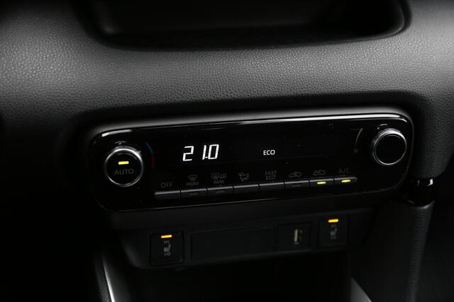 Toyota YARIS 1.5 Hybrid Active Navi Camera ACC