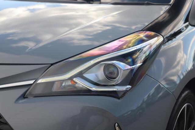 Toyota YARIS 1.5 Hybrid Bi-Tone Plus 101PK Automaat Panoramadak Navigatie Camera Clima Cruise Keyless Entry 16 inch LMV