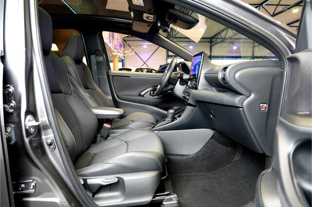 Toyota YARIS 1.5 Hybrid 130 Executive Aut. PANORAMADAK + JBL AUDIO + NAVIGATIE GROOT SCHERM + HEAD-UP + ADAPT.CRUISE + LED-KOPLAMPEN + CAMERA + DODEHOEK MELDING + LANE ASSIST + STOEL-&STUURVERWARMING + PARKSENSOREN V&A + 17" LM-VELGEN!!