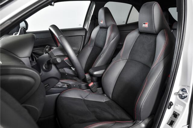 Toyota YARIS Cross 1.5 Hybrid 130 GR Sport - Automaat (Nieuw model) | Pano | Head-up Disp. | Dig.Cockpit | Adapt.Cruise | Stoel+Stuurverw. | 360 Camera | PDC | NAV + App.Connect (Draadloos) | JBL | ECC | LM 18" | 9057