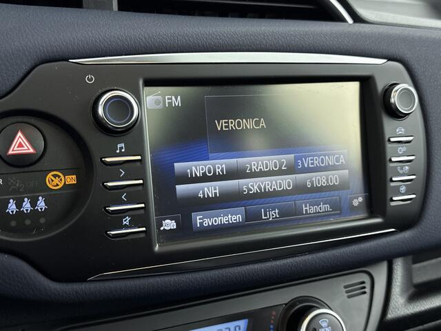 Toyota YARIS 1.5 Hybrid Bi-Tone Plus | Panoramadak | NL-Auto | Parkeercamera | Cruise Control |