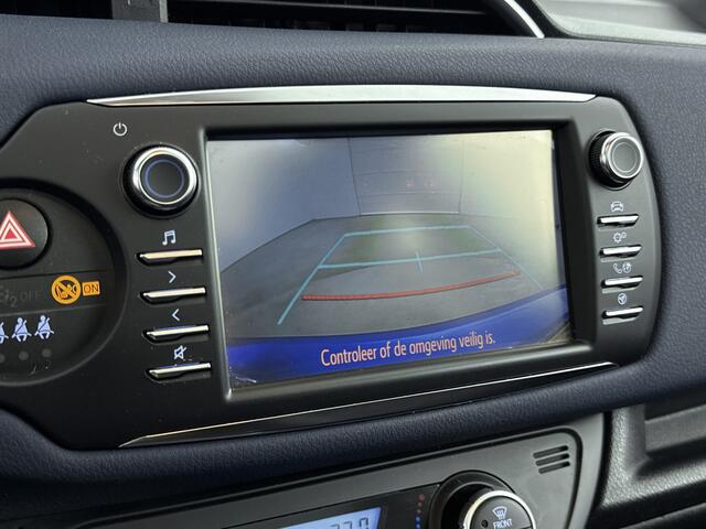 Toyota YARIS 1.5 Hybrid Bi-Tone Plus | Panoramadak | NL-Auto | Parkeercamera | Cruise Control |