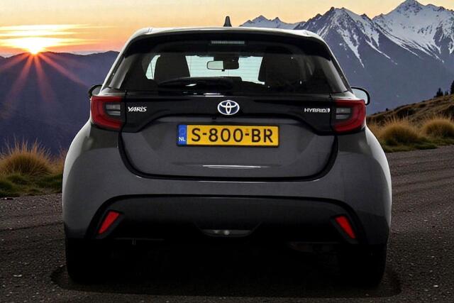 Toyota YARIS 1.5 Hybrid 85kW/115pk CVT Dynamic SOUNDPAKKET + ADAPT.CRUISE + LANE ASSIST + APPLE CARPLAY/ANDROID AUTO + LED KOPLAMPEN + CLIMA + PD-GLASS + ACHTERUITRIJCAMERA + SPORTSTOELEN + MISTLAMPEN + 16" LM-VELGEN!!