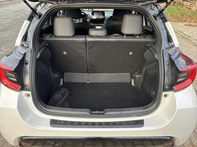 Toyota YARIS 1.5 Hybrid Bi-Tone | 06-10141018 Voor meer informatie