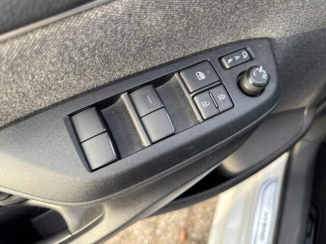 Toyota YARIS 1.5 Hybrid Bi-Tone | 06-10141018 Voor meer informatie