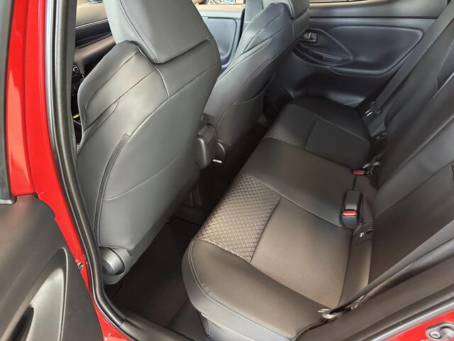 Toyota YARIS 1.5 Hybrid 130 Executive NIEUW! Direct leverbaar! ¤ 1000,- inruilpremie! Parkeersensoren voor+achter | Half lederen bekleding