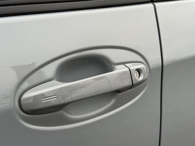 Toyota YARIS 1.5 Hybrid Bi-Tone Plus / Trekhaak / Panorama / Achteruitrij Camera / Cruise / Navigatie /