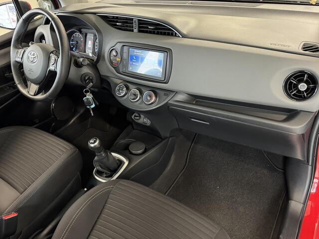 Toyota YARIS 1.0 VVT-i Connect | Winterset erbij! | Carplay | Camera | Lane Assist | Front Assist | Grootlicht Assistent | Airco ( Vestiging - Nieuwegein )