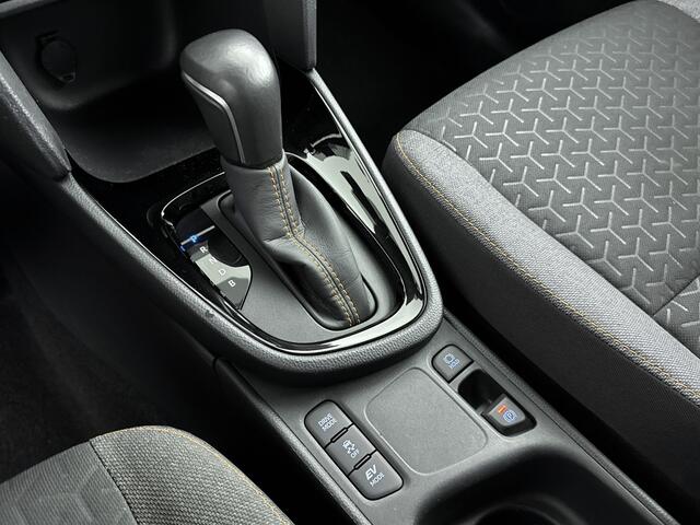 Toyota YARIS Cross 1.5 Hybrid First Edition Bi-Tone | Metaallak | Stoelverwarming | Parkeersensoren Voor+Achter | LM-Velgen | Donker Getinte Achterruiten |