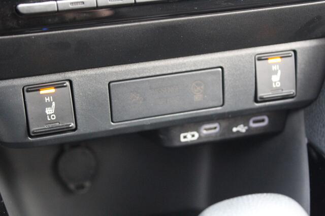 Toyota YARIS 1.5 Hybrid 115 First Edition Comfort Pack | Rijklaar | Parelmoer | Blind Spot | Stoel-/stuurverw. | Park.sensoren v+a | Apple/Android | LED | Keyless