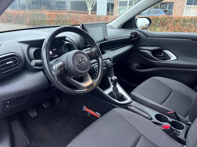 Toyota YARIS 1.5 VVT-i Business Plus | Adap. Cruise Control | 125PK | NAVI | Carplay | Achteruitrijcamera | Digitaal Display | All-seasonbanden