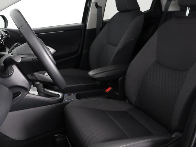 Toyota YARIS 1.5 HYBRID DYNAMIC 1e EIG. GARANTIE 8-2033 AUTOMAAT .CARPLAY NAVIGATIE . CAMERA . STOELVERWARMING . APPLE CARPLAY & ANDROID AUTO.