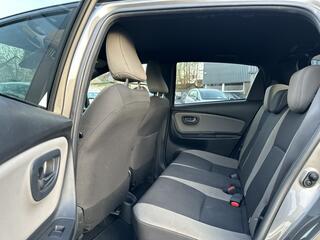 toyota-yaris-1.5-hyb.-bi-tone-aut*5