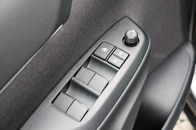 Toyota YARIS Cross 1.5 Hybrid 115 Dynamic Limited, Apple Carplay, Android Auto, Stoel, Stuurverwarming, Parkeersensoren, Parkeercamera, Keyless Entry.