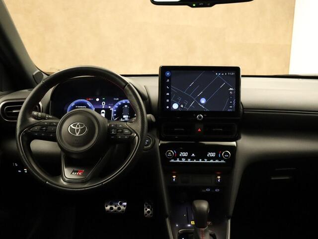 Toyota YARIS Cross 1.5 Hybrid 130 GR Sport - ADAPTIEVE CRUISE CONTROL - STOELVERWARMING VOORSTOELEN - STUURWIELVERWARMING - DODEHOEKDETECTIE - KEYLESS ENTRY/START - APPLE CARPLAY/ANDROID AUTO - CAMERA - EXTRA GETINT GLAS - PARKEERSENSOREN VOOR + ACHTER