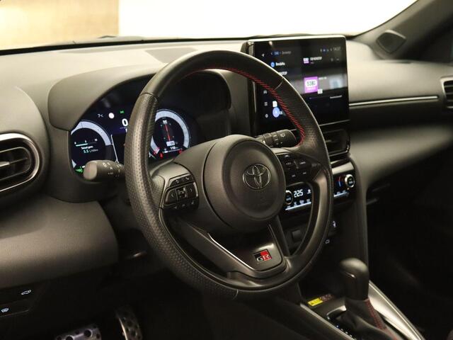 Toyota YARIS Cross 1.5 Hybrid 130 GR Sport - ELEKTRISCH BEDIENDE ACHTERKLEP - PARKEERSENSOREN VOOR + ACHTER - STOELVERWARMING VOORSTOELEN - STUURWIELVERWARMING - DODEHOEKDETECTIE - KEYLESS ENTRY/START - APPLE CARPLAY/ANDROID AUTO - CAMERA