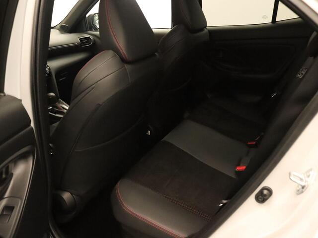 Toyota YARIS Cross 1.5 Hybrid 130 GR Sport - ELEKTRISCH BEDIENDE ACHTERKLEP - PARKEERSENSOREN VOOR + ACHTER - STOELVERWARMING VOORSTOELEN - STUURWIELVERWARMING - DODEHOEKDETECTIE - KEYLESS ENTRY/START - APPLE CARPLAY/ANDROID AUTO - CAMERA