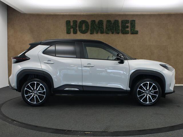 Toyota YARIS Cross 1.5 Hybrid 130 GR Sport - ELEKTRISCH BEDIENDE ACHTERKLEP - PARKEERSENSOREN VOOR + ACHTER - STOELVERWARMING VOORSTOELEN - STUURWIELVERWARMING - DODEHOEKDETECTIE - KEYLESS ENTRY/START - APPLE CARPLAY/ANDROID AUTO - CAMERA