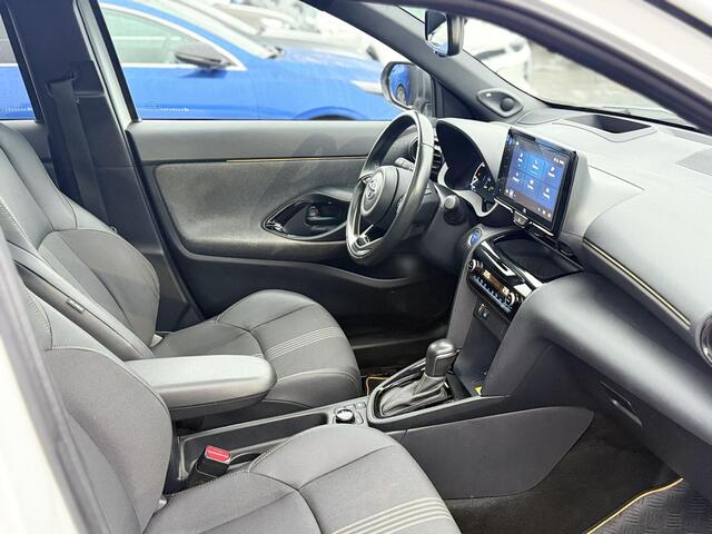 Toyota YARIS Cross 1.5 Hybrid Adventure AWD Panoramadak, Dodehoekdetectie, Stoelverwarming, Parkeersensoren voor + achter, Achteruitrijcamera, Head-up display, JBL