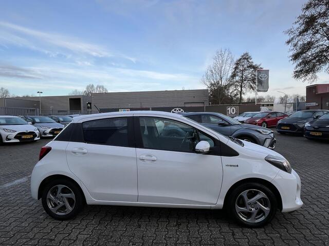Toyota YARIS 1.5 Hybrid Trend Bi-Tone Navigatie 4 seizoenbanden