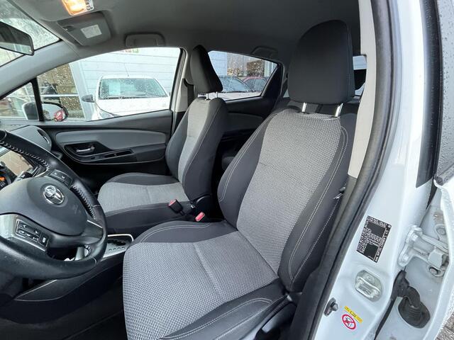 Toyota YARIS 1.5 Hybrid Trend Bi-Tone Navigatie 4 seizoenbanden