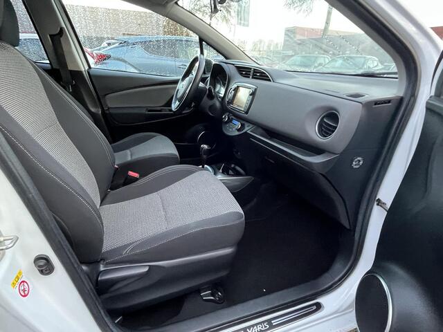 Toyota YARIS 1.5 Hybrid Trend Bi-Tone Navigatie 4 seizoenbanden