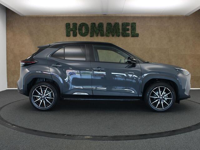 Toyota YARIS Cross 1.5 Hybrid 130 GR Sport - NIEUW EN DIRECT UIT VOORRAAD LEVERBAAR - PANORAMADAK - PARKEERSENSOREN VOOR EN ACHTER - HEAD-UP DISPLAY - JBL GELUIDSINSTALLATIE - 360 GRADEN CAMERA - ELEKTRISCHE ACHTERKLEP - VOORRUIT, STOEL EN STUUR VERWARMING - DODEHOEK 