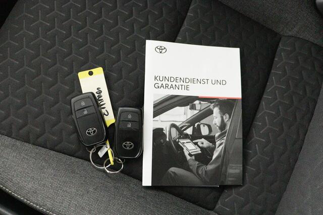 Toyota YARIS Cross 1.5 Hybrid 115 First Edition | stoel en stuurverwarming | Navigatie | Apple Carplay/Android Auto |