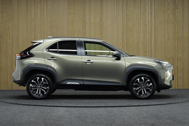 Toyota YARIS Cross 1.5 Hybrid 115 First Edition | Nieuw uit voorraad Leverbaar! | Parkeerhulp | Adaptive-cruise | Navigatie | Stoelverwarming | Apple Carplay & Android Auto | Camera | Clima | Keyless | LM Velgen