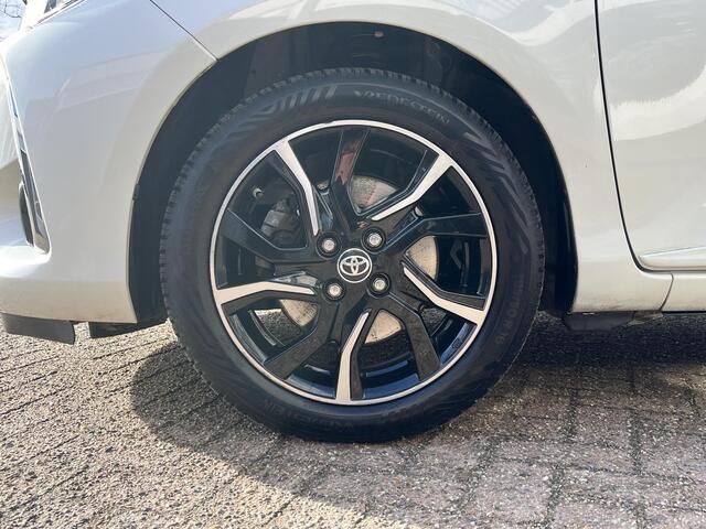 Toyota YARIS 1.5 Hybrid Bi-Tone | Keyless entry | Bluetooth | 16 inch LM-velgen | Regensensor | Parkeercamera |