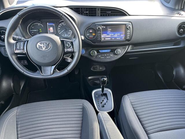 Toyota YARIS 1.5 Hybrid Bi-Tone | Keyless entry | Bluetooth | 16 inch LM-velgen | Regensensor | Parkeercamera |