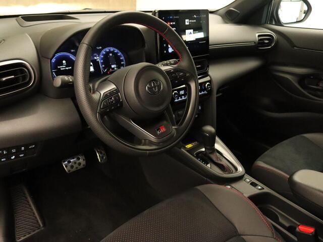 Toyota YARIS Cross 1.5 Hybrid 130 GR SPORT - PARKEERSENSOREN VOOR EN ACHTER - 130 PK - DODEHOEK DETECTIE - 360 GRADEN CAMERA - HEAD-UP DISPLAY - ELEKTRISCHE ACHTERKLEP - VOORRUIT VERWARMING - STUUR EN STOEL VERWARMING