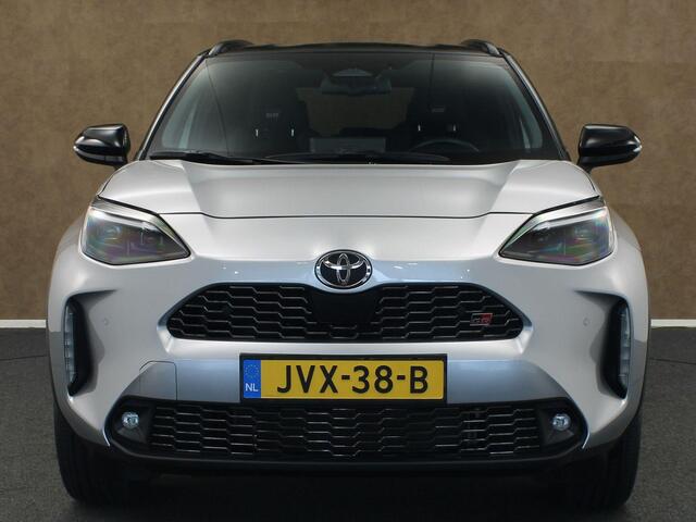 Toyota YARIS Cross 1.5 Hybrid 130 GR SPORT - ADAPTIEVE CRUISE CONTROL - STOELVERWARMING VOORSTOELEN - STUURWIELVERWARMING - DODEHOEKDETECTIE - KEYLESS ENTRY/START - APPLE CARPLAY/ANDROID AUTO - CAMERA - EXTRA GETINT GLAS - PARKEERSENSOREN VOOR + ACHTER - STOOTLIJSTEN