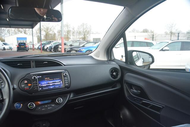 Toyota YARIS 1.5 Hybrid Aspiration | Navigatie | Camera | Automaat | Cruise | Clima | NL auto!! | Onderhoudshistorie aanwezig laatste beurt bij 105000 km