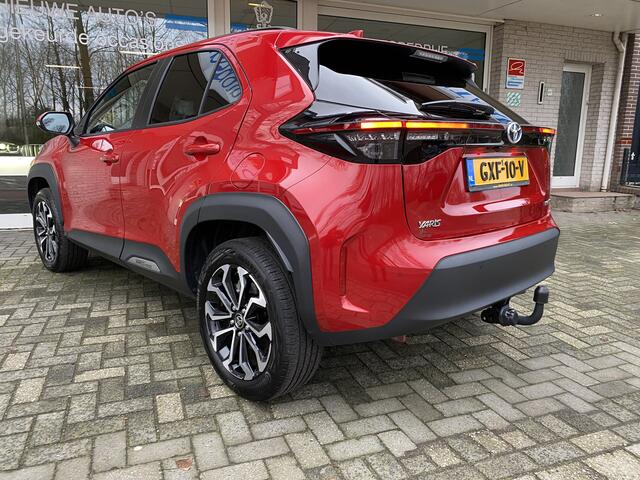 Toyota YARIS Cross 1.5 Hybrid 115 First Edition Nieuwprijs ¤ 35.750 Trekhaak/Navi Full map/A.uitrij camera/Autom. airco/Keyless entry+start/Apple carplay/Donkere hemel/Leder. multifunct. stuur/Stoelverwarm./Add. cruisecontr./Parkeersens./Led dagrijverl.