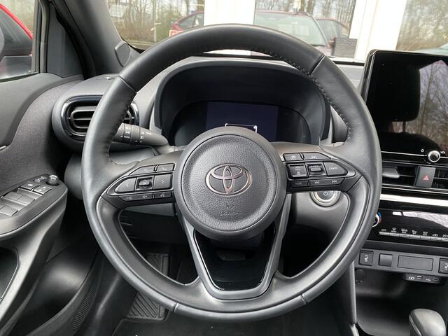 Toyota YARIS Cross 1.5 Hybrid 115 First Edition Nieuwprijs ¤ 35.750 Trekhaak/Navi Full map/A.uitrij camera/Autom. airco/Keyless entry+start/Apple carplay/Donkere hemel/Leder. multifunct. stuur/Stoelverwarm./Add. cruisecontr./Parkeersens./Led dagrijverl.