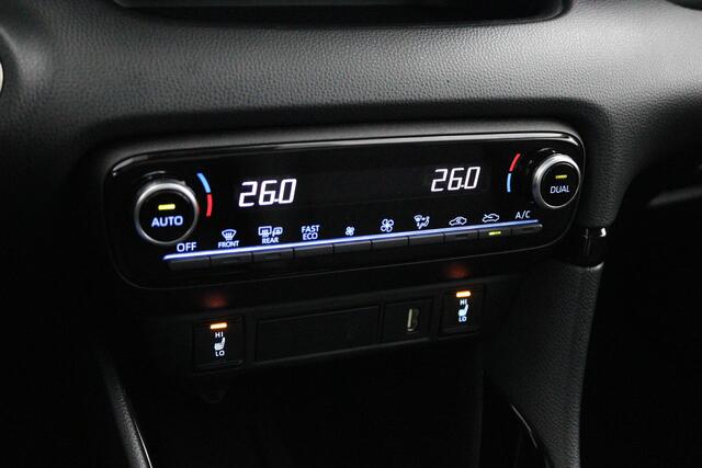 Toyota YARIS 1.5 Hybrid Executive | Stuur en stoel verwarming | Panoramadak | Parkeersensoren | Leder / stof bekleding |