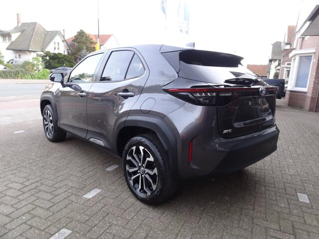 Toyota YARIS Cross 1.5 Hybrid 130 Dynamic + Comfort Pack dodehoekdetectie / stoelverwarming / stuurwielverwarming / parkeersensoren voor + achter / Navigatie / Apple Carplay / Android Auto / parkeercamera / 10 jaar Toyota garantie / rijklaarprijs incl. Toyota Pechhulp
