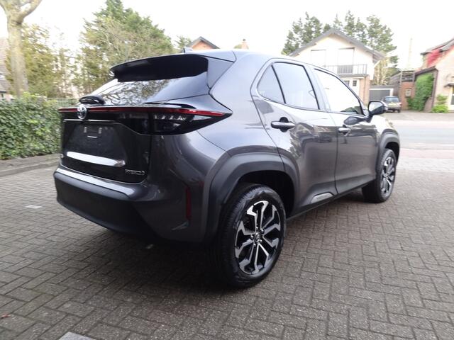 Toyota YARIS Cross 1.5 Hybrid 130 Dynamic + Comfort Pack dodehoekdetectie / stoelverwarming / stuurwielverwarming / parkeersensoren voor + achter / Navigatie / Apple Carplay / Android Auto / parkeercamera / 10 jaar Toyota garantie / rijklaarprijs incl. Toyota Pechhulp