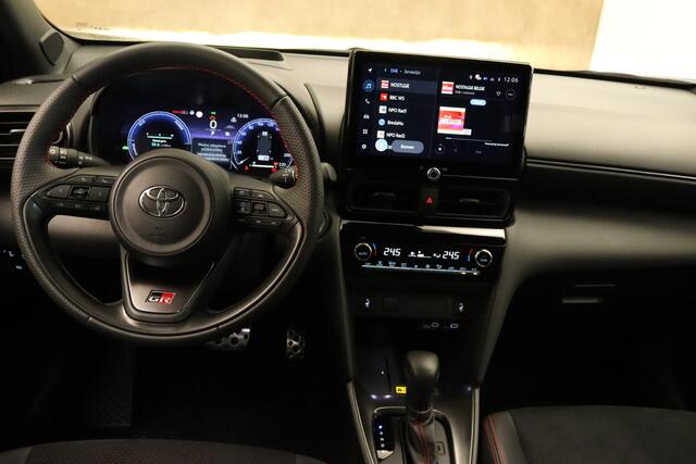 Toyota YARIS Cross 1.5 Hybrid 130 GR SPORT - DIRECT UIT VOORRAAD LEVERBAAR! - ELEKTRISCHE ACHTERKLEP - CAMERA - PARKEERSENSOREN VOOR/ ACHTER - HEAD UP DISPLAY - DODEHOEK DETECTIE - VOORSTOELEN VERWARMD - STUUR VERWARMD - VOORRUIT VERWARMD - KEYLESS ENTRY/ START - SPO