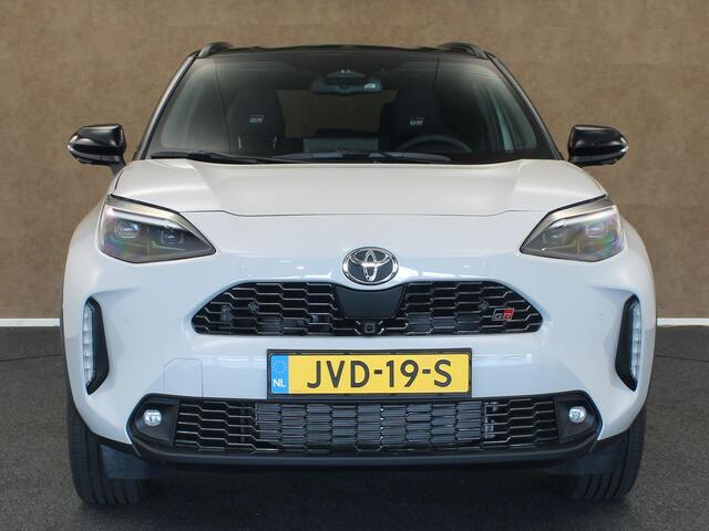 Toyota YARIS Cross 1.5 Hybrid 130 GR SPORT - DIRECT UIT VOORRAAD LEVERBAAR! - ELEKTRISCHE ACHTERKLEP - CAMERA - PARKEERSENSOREN VOOR/ ACHTER - HEAD UP DISPLAY - DODEHOEK DETECTIE - VOORSTOELEN VERWARMD - STUUR VERWARMD - VOORRUIT VERWARMD - KEYLESS ENTRY/ START - SPO
